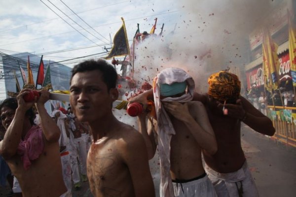 Шокирующий Вегетарианский фестиваль в Таиланде