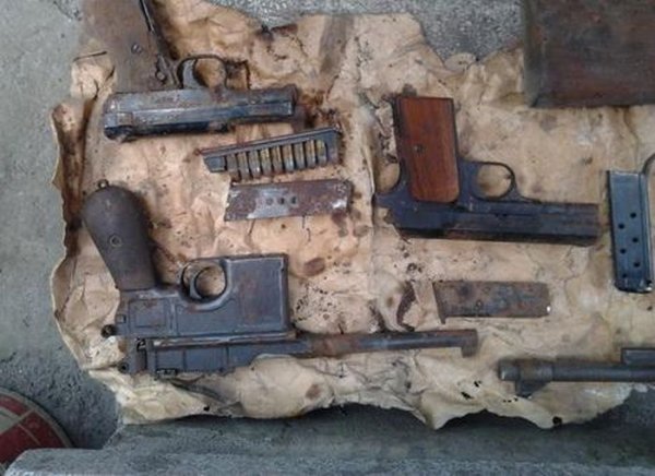 Житель Львова нашел на крыше своего дома скрытый арсенал оружия