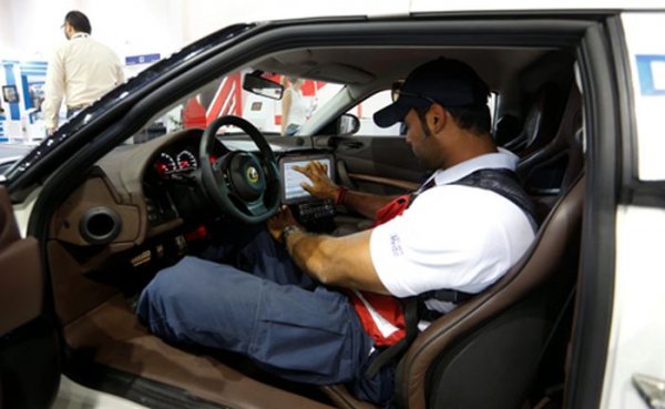 Дубайские медики получили в качестве машин скорой помощи спорткары «Лотус» и «Мустанг»