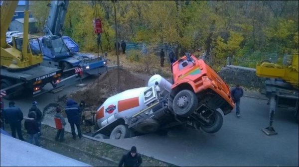 В Воронеже бетономешалка «КАМАЗ» провалилась под асфальт