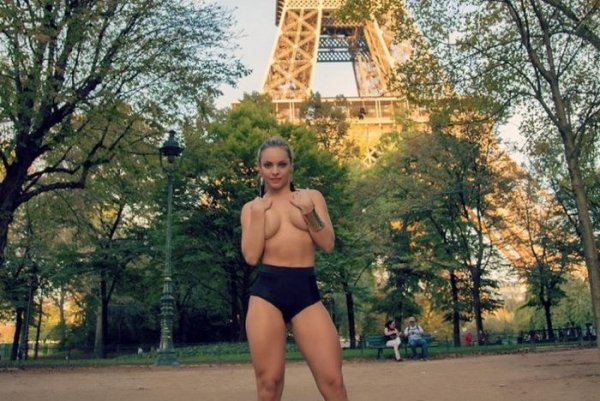 «Мисс бразильская попка» провела интимный фотосет близ Эйфелевой башни