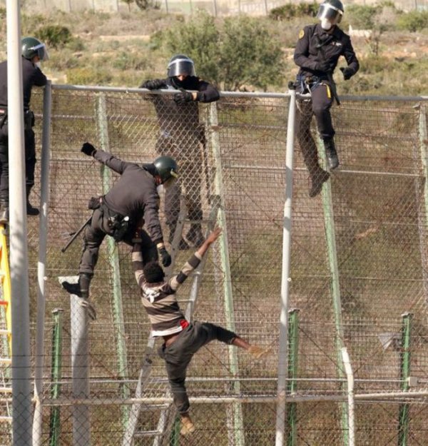 Африканцы на границе с Испанией штурмуют забор