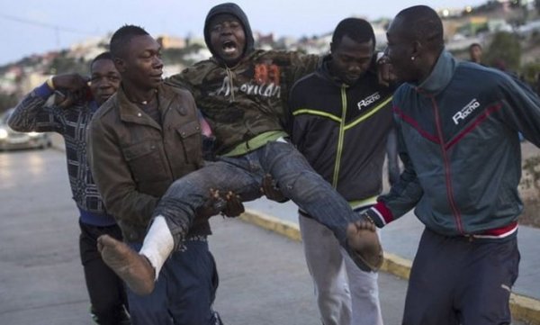 Африканцы на границе с Испанией штурмуют забор