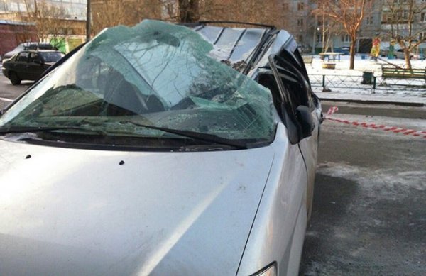 В Красноярске на автомобиль упала 250-килограммовая плита