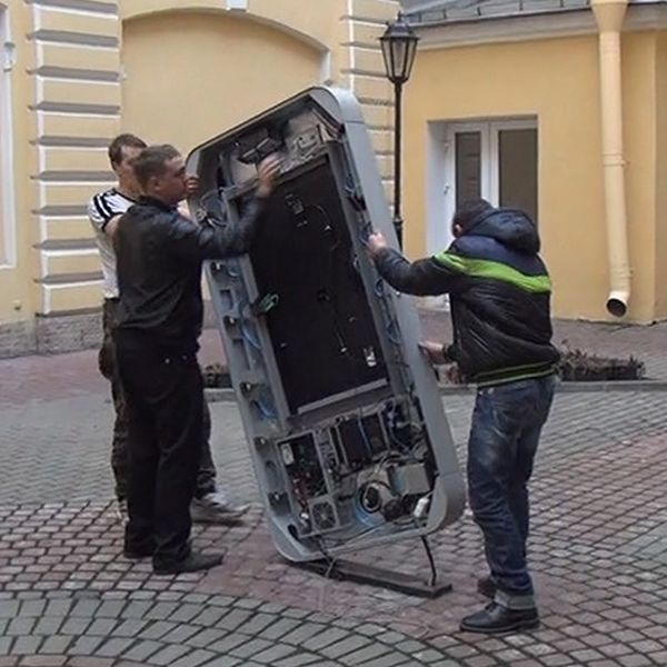 В Санкт-Петербурге демонтировали памятник айфону