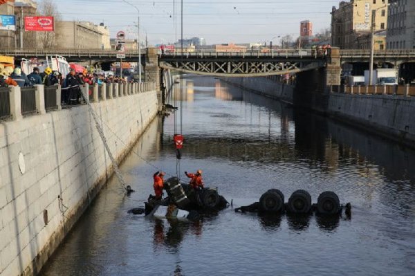 В Обводной канал упал бензовоз