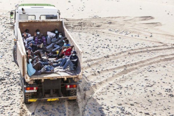 Африканские мигранты вызвали панику на пляже нудистов