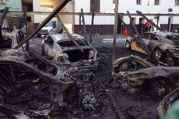 В Москве пожар уничтожил более 10 дорогих иномарок
