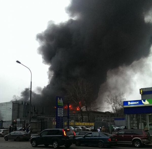 Крупный пожар по улице Перовской в Москве