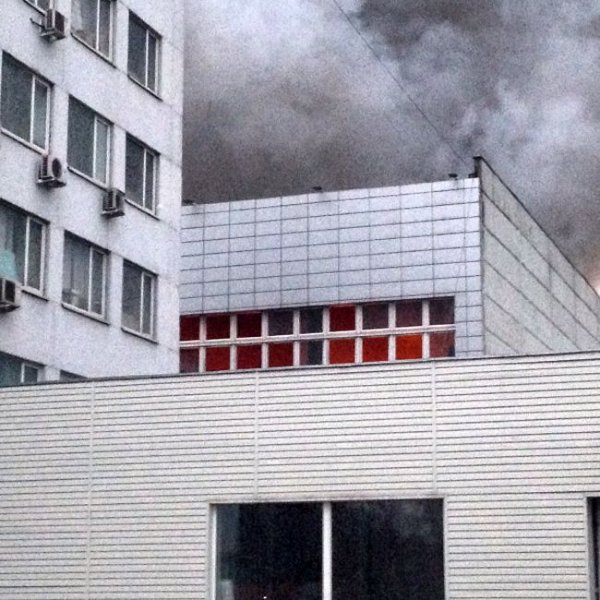 Крупный пожар по улице Перовской в Москве