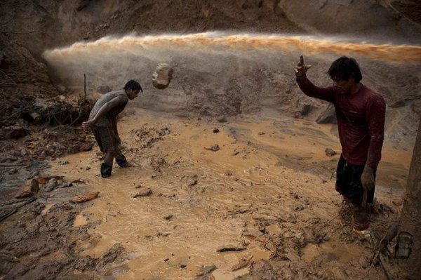 Нелегальный метод добычи золота в Перу