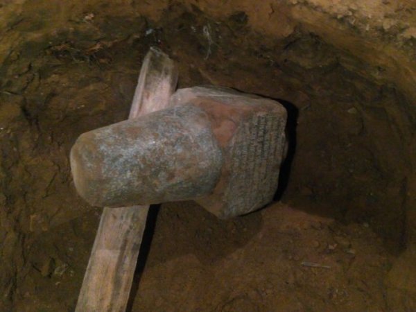 Житель Балашихи нашел надгробие в подвале гаража