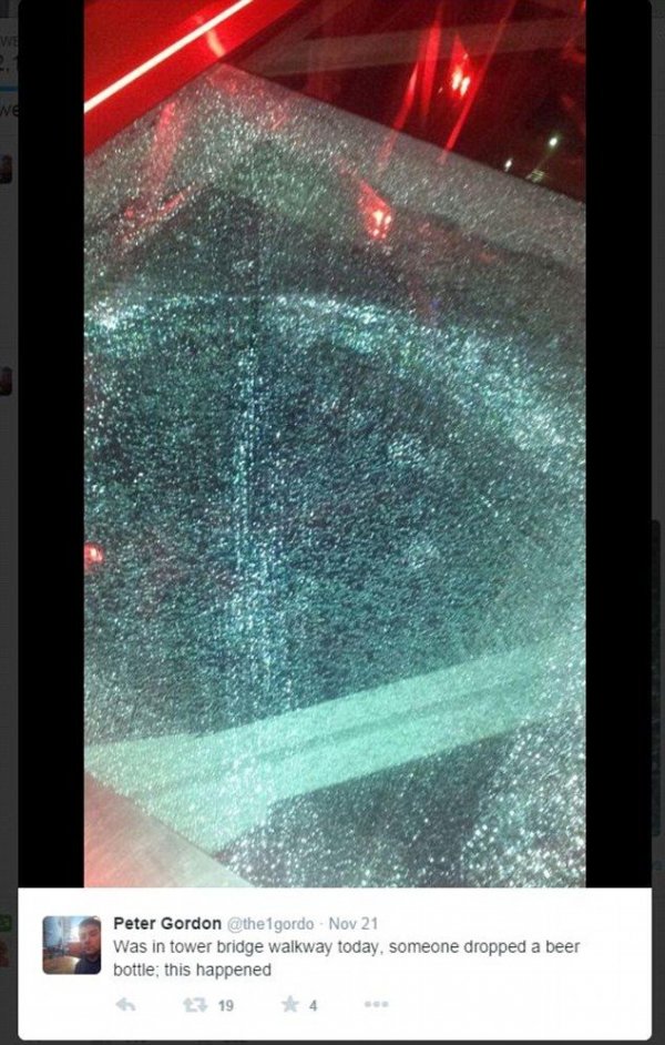 Бутылка пива разбила стеклянный пол Тауэрского моста