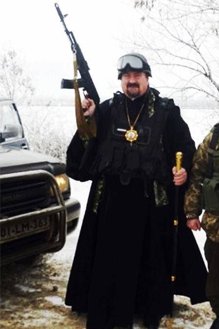 На Донбассе украинский священник делает селфи с оружием в руках