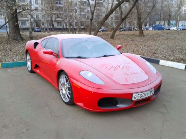 Забытый хозяином суперкар Ferrari пылится в московском дворе
