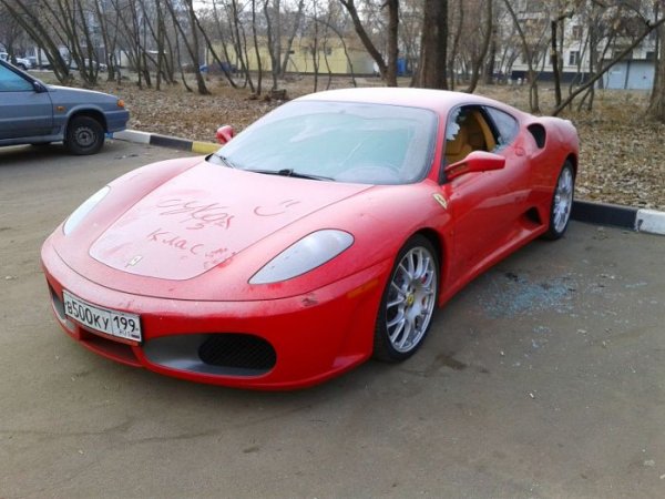 Забытый хозяином суперкар Ferrari пылится в московском дворе