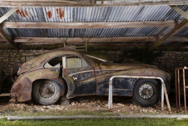 Многомиллионная коллекция авто в заброшенных ангарах