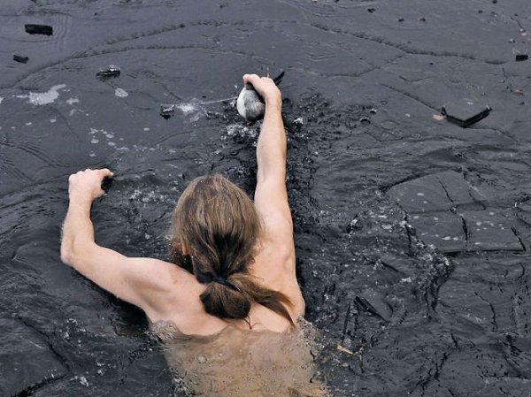 Мужчина залез в ледяную воду ради спасения утки