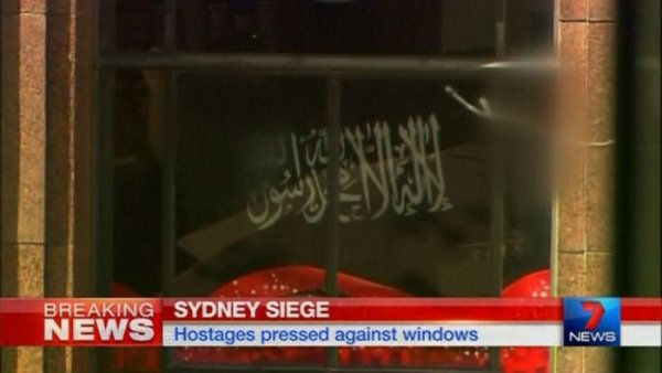 В центре Сиднея террорист более 16 часов удерживал заложников