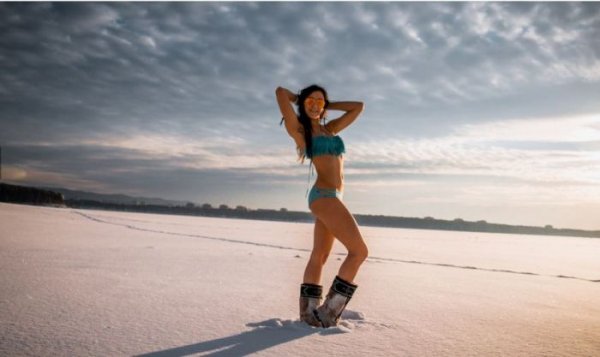 Девушки Сибири фотографируются в купальниках на снегу