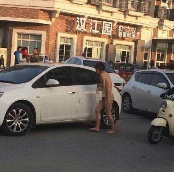 Из-за измены женщина оставила на улице голыми своего мужа и сестру