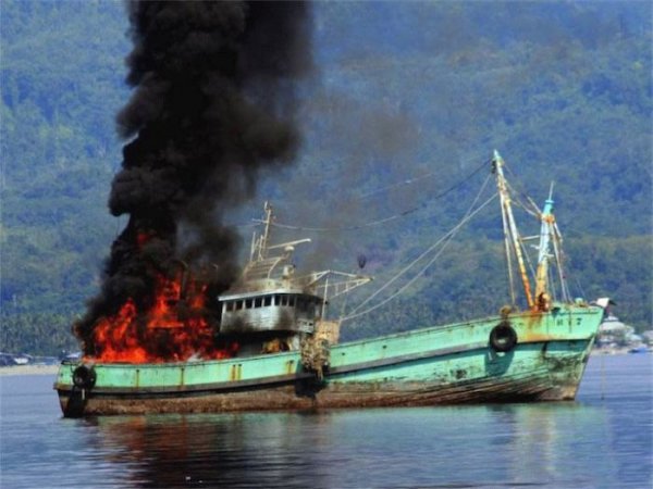 Наказание нелегальных рыбаков по-индонезийски