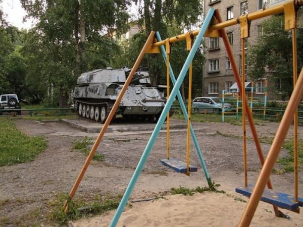 Детская площадка стала местом стоянки военной техники