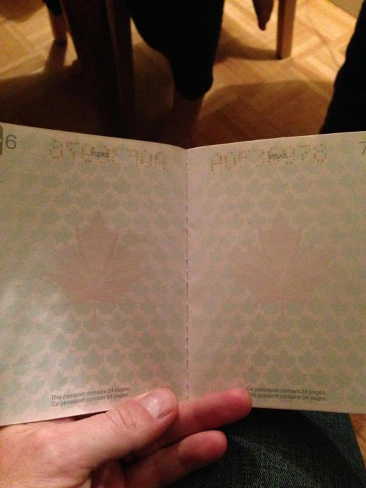 Новый паспорт гражданина Канады в свете ультрафиолета