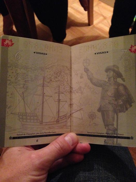 Новый паспорт гражданина Канады в свете ультрафиолета