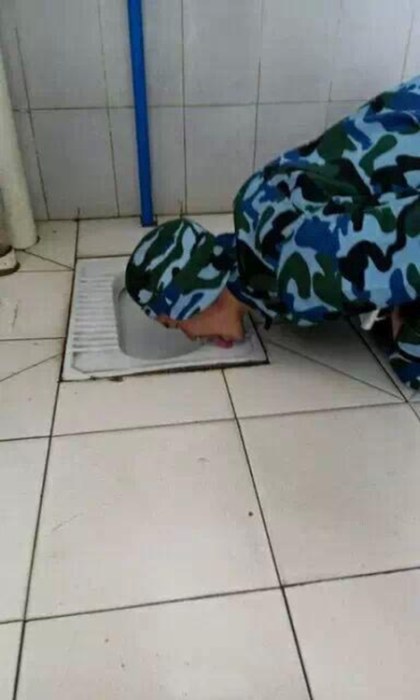 Китайский кадет, доказывая чистоту туалета, облизал пол и унитаз