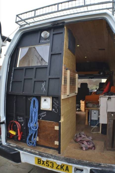 Для путешествий по Европе парень построил свой дом на колесах