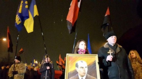 В Киеве отметили 106-летие Бандеры факельным шествием