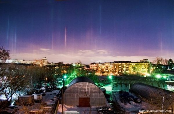 Рождественское небо Москвы украсили светящиеся столбы