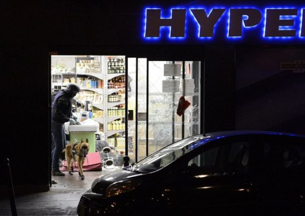 В Париже террорист взял в заложники покупателей еврейского магазина