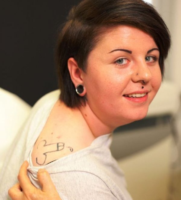 Пьяная компания набила тату на плече 17-летней девушки