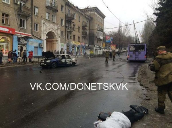 В Донецке под обстрелом оказалась троллейбусная остановка