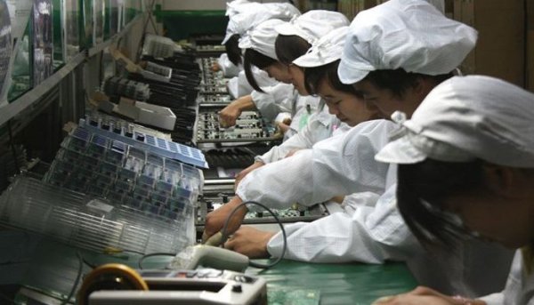 Долгожданный обеденный перерыв работников тайваньской компании Foxconn