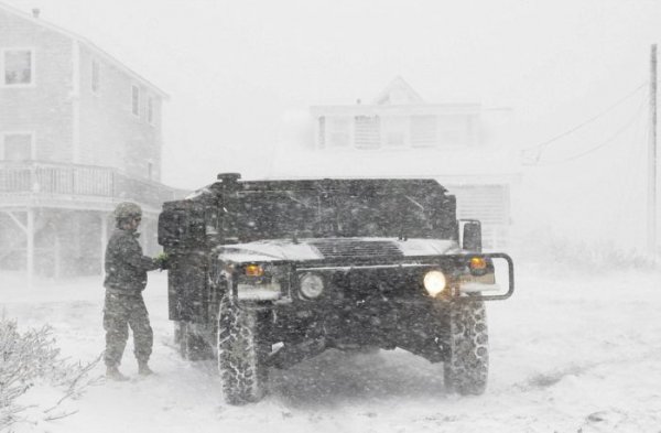 В Новой Англии, США, устраняют последствия сильной снежной бури и наводнения