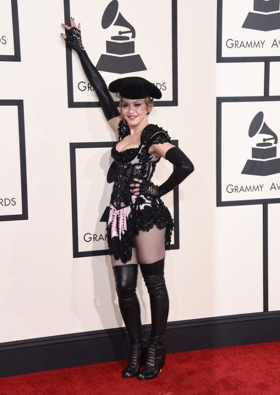 Мадонна в костюме «сексуального матадора» шокировала зрителей премии «Грэмми»