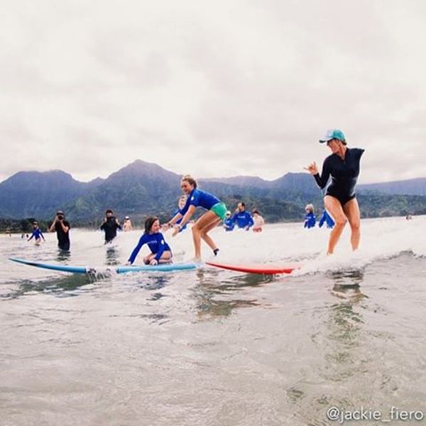Стойкая американка продолжает заниматься серфингом, несмотря на инвалидность и беременность