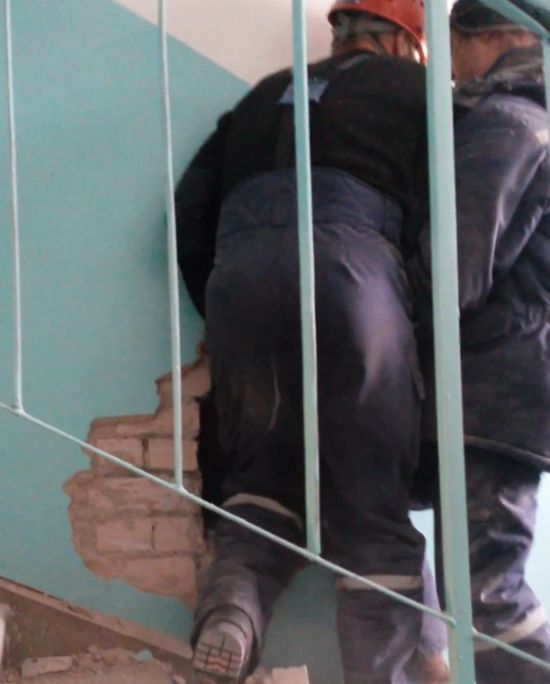 В Барнауле бездомный, учуял запах борща и залез в вентиляционную шахту дома