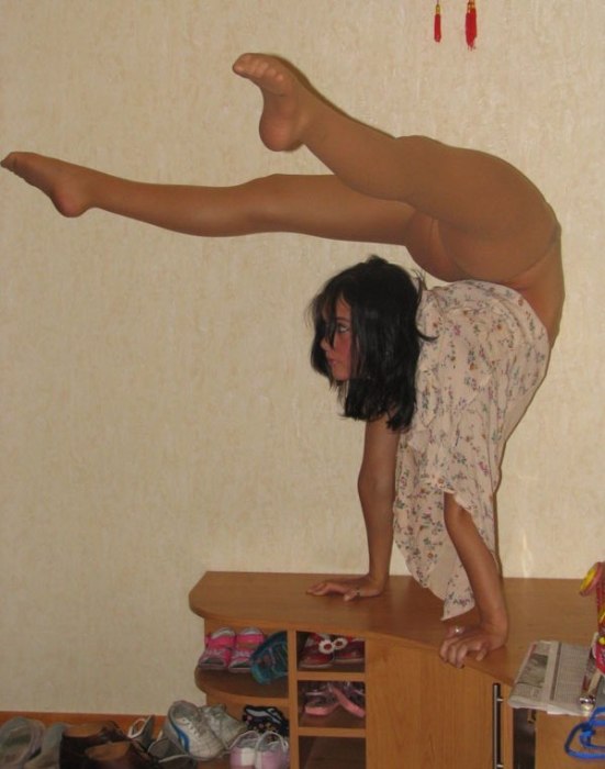 Девушка устроила акробатический фотосет в собственной квартире