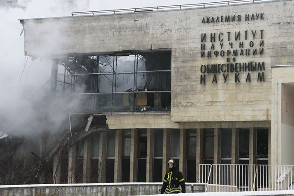 Более суток московские пожарные тушили пожар в библиотеке ИНИОН РАН
