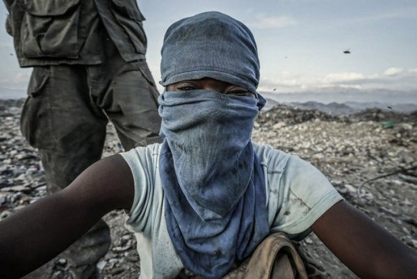 Пост о жизни обитателей свалки на острове Гаити