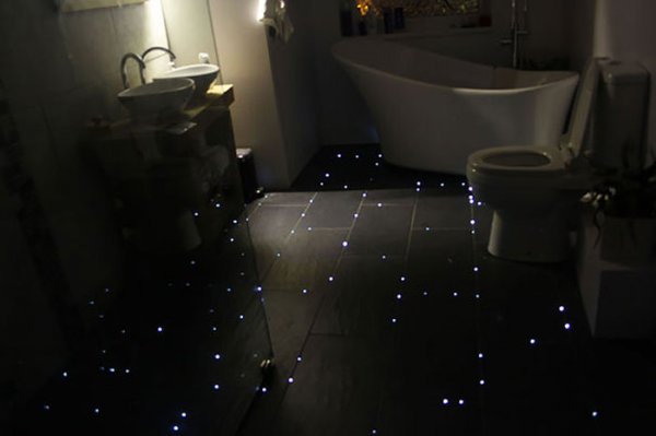 Ночное звездное небо на полу ванной комнаты