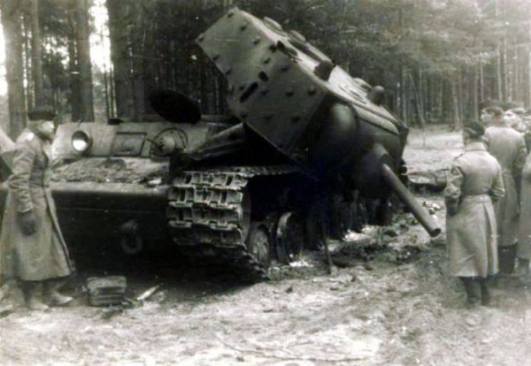Таранная атака немецкой колонны советскими танкистами