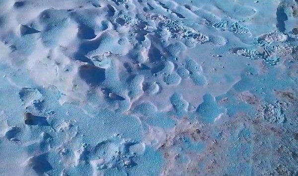 В Челябинской области выпал снег голубого цвета