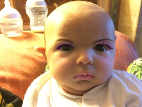 Младенец и макияж