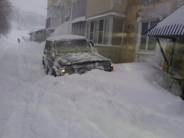 На Камчатке ликвидируют последствия сильного снегопада