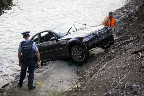 В Новой Зеландии полицейские спасли женщину из тонущего авто